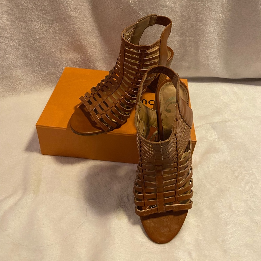 Size 8.5 brown woven heel about one inch hall